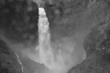 The falls in B&W. (Photo: Larry Knipfing)