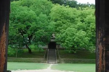 Gateway to Shizutani School, Bizen City, Okayama (Photo: <a href="http://www.flickr.com/photos/9160678@N06/2888603257/sizes/m/in/set-72157607506537205/" target="_blank" rel="noreferrer noopener nofollow">scarletgreen</a>)
