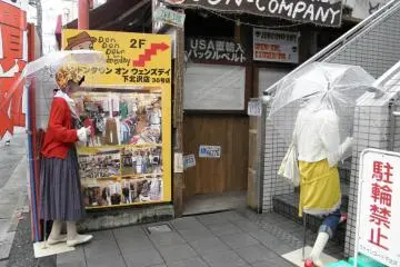 Two dummies advertising for a shop (Photo: Sue Ann Kunath)