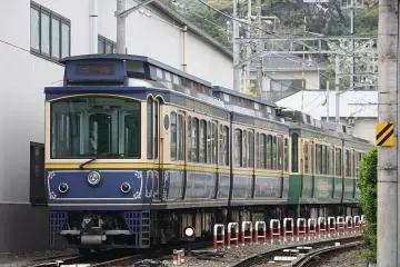A train at Gokurakuji, with distinctive period livery (Photo: <a href="http://commons.wikimedia.org/wiki/File:EnodenT10Gokurakuji.jpg" target="_blank" rel="noreferrer noopener nofollow">Wikipedia Commons</a>)