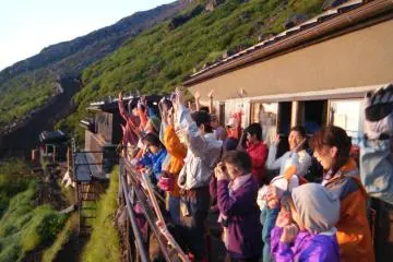 Cheering the sun (Photo: Nori)