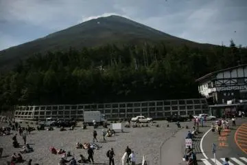 5th stage parking lot - no tour busses beyond here (Photo: Nori)