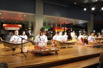 Cultural performances can also be seen time to time at the canteen (Photo: Kanda University)