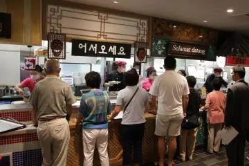 Guests lining up for lunch (Photo: Kanda University)