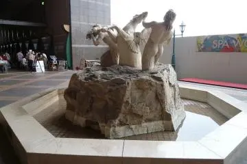 Fountain outside of the Spa World entrance (Photo: Japan Tourist Osaka)