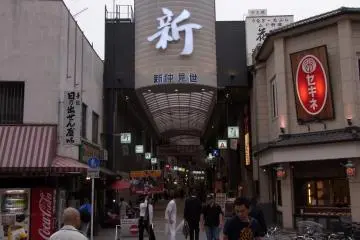 Shopping in Asakusa (Photo: Richard Ashley)