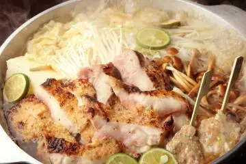 Grilled chicken and chicken meatball hotpot with sudachi (Photo: Shinjuku Awaodori)