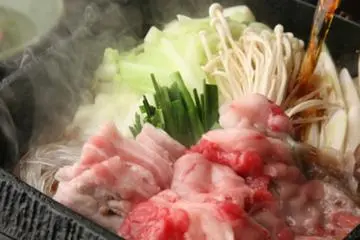 Scrumptious sukiyaki, a winter classic, set to simmer before the show begins. (Photo: Shinjuku Awaodori)