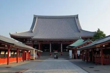 Photo: <a href="https://commons.wikimedia.org/wiki/File:Sensoji_hondo.jpg" target="_blank" rel="noreferrer noopener nofollow">kimmc</a> / <a href="https://creativecommons.org/licenses/by-sa/3.0/deed.en" target="_blank" rel="noreferrer noopener nofollow">CC BY-SA 3.0</a>