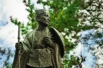 The&nbsp;Matsuo Basho&nbsp;statue ''Mikaeri Sugata'' (''looking back'') is in&nbsp;Fudaba-gashi Park&nbsp; (Photo: Yoshiko Okamoto)