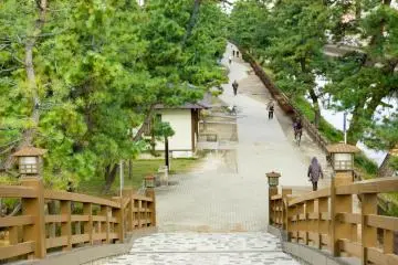 The 63.5m long, 3.5m wide Hyakutai&nbsp;(hundred generations) Bridge. You'll be overwhelmed by the impressive view when ascending the stairs&nbsp;&nbsp; (Photo: Yoshiko Okamoto)