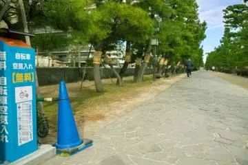 The Yatate Bridge is under construction until its scheduled completion around 12 March 2015. This automatic air refill station for bicycles is a unique service. (Photo: Yoshiko Okamoto)