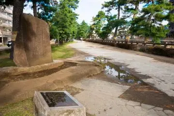 Along the Soka Matsubara promenade is a Matsuo Basho literary memorial (Photo: Yoshiko Okamoto)