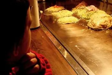 young fan of okonomiyaki (Photo: gethiroshima.com)