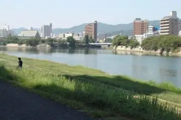 walking on the grassy bank (Photo: gethiroshima.com)