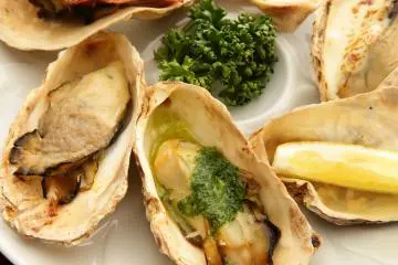 The oyster sampler is a signature dish being perfected for nearly a century (Photo: Bistro Yamarai)