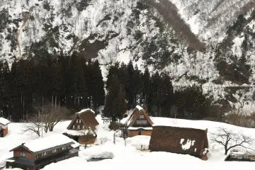 Even then, this snowy scenery impressed me, as I live in a place with no snow