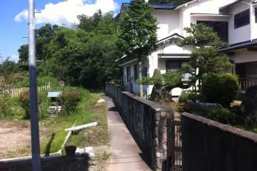 Nice and quiet, tucked away in the hills (Photo: Bret de Colebi)