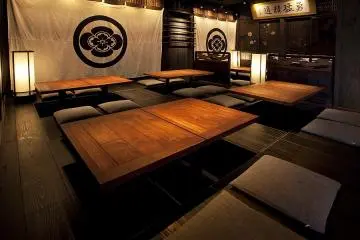 A larger open space with leg wells below the tables (Photo: Tokyo Restaurants Factory Inc.)