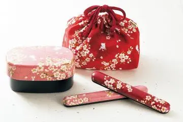 The oval shaped lunch boxes have Japanese cloths covering the outside. Chopstick cases and bags are also available for purchase. (Photo: <a href="https://hakoya.co.jp/" target="_blank" rel="noreferrer noopener nofollow">（株）たつみや</a>)