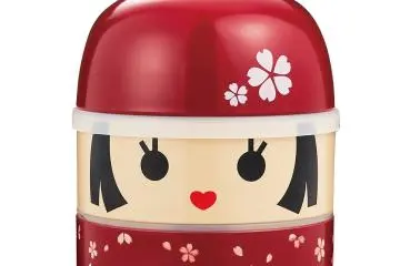 「Kokeshi Lunch Box」　Hanako：　　◆（Small）　height&nbsp;130㎜／waist 100㎜／bowl 240ml／capacity 440ml　（(Top layer：200ml／Bottom layer: 200ml）　◆（Large）　height&nbsp;160㎜／waist 115㎜／bowl 350ml／capacity 850ml　（Top&nbsp;layer: 500ml／Bottom layer: 350ml） (Photo: <a href="https://hakoya.co.jp/" target="_blank" rel="noreferrer noopener nofollow">（株）たつみや　</a>)