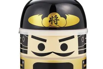 「Kokeshi Lunch Box」　Feudal Lord：　◆ (Large）　height 160㎜／waist 115㎜／bowl 350ml／capacity 850ml　（Top layer: 500ml／Bottom layer: 350ml） (Photo: <a href="https://hakoya.co.jp/" target="_blank" rel="noreferrer noopener nofollow">（株）たつみや</a>)