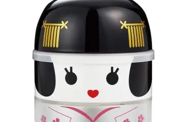 「Kokeshi Lunch Box」　Apprenctice Geisha：　　◆（Small）　height 130㎜／waist 100㎜／bowl 240ml／capacity 440ml　（(Top layer：200ml／Bottom layer: 200ml）　◆（Large）　height 160㎜／waist 115㎜／bowl 350ml／capacity 850ml　（Top layer: 500ml／Bottom layer: 350ml） (Photo: <a href="https://hakoya.co.jp/" target="_blank" rel="noreferrer noopener nofollow">（株）たつみや</a>)