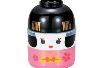 「Kokeshi Lunch Box」　Apprenctice Geisha：　　◆（Small）　height 130㎜／waist 100㎜／bowl 240ml／capacity 440ml　（(Top layer：200ml／Bottom layer: 200ml） (Photo: <a href="https://hakoya.co.jp/" target="_blank" rel="noreferrer noopener nofollow">（株）たつみや</a>)