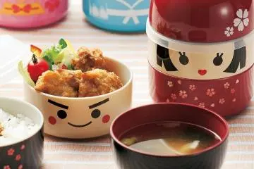 Try one of these Kokeshi Bento lunch boxes from Tatsumiya in Ishikawa. (Photo: <a href="https://hakoya.co.jp/" target="_blank" rel="noreferrer noopener nofollow">（株）たつみや</a>)