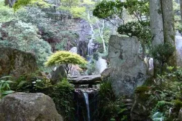 waterfalls (Photo: <a href="http://www.gethiroshima.com" target="_blank" rel="noreferrer noopener nofollow">gethiroshima</a>)