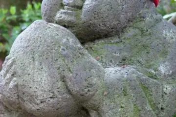 happy little jizo statue (Photo: <a href="http://www.gethiroshima.com" target="_blank" rel="noreferrer noopener nofollow">gethiroshima</a>)