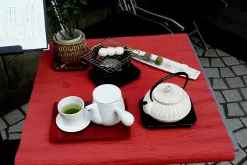 If you want something traditional, try Japanese sweets with green tea (Photo: Olga Kaneda)
