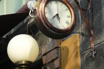 The clock near the cafe resembles a regular station clock (Photo: Olga Kaneda)