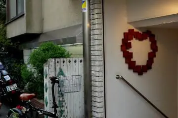 This pretty heart is hanging at the entrance of a beauty salon (Photo: Olga Kaneda)