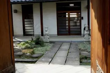 The King and the Queen of Hearts are guarding the temple building's entrance (Photo: Olga Kaneda)