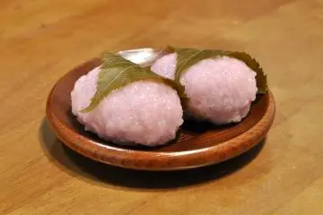 Sakura-mochi (Photo: <a href="https://commons.wikimedia.org/wiki/File:Sakura-mochi_001.jpg" target="_blank" rel="noreferrer noopener nofollow">Ocdp</a> / <a href="https://creativecommons.org/publicdomain/zero/1.0/" target="_blank" rel="noreferrer noopener nofollow">CC0 1.0</a>)
