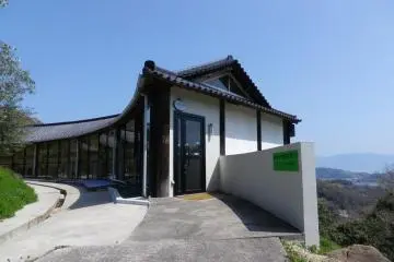 Entrance to Ushimado International Villa (Photo: Judith Mikami)