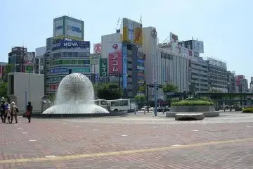 The fountain where people meet before heading off to have fun in the city (Photo: <a href="http://www.flickr.com/photos/25451699@N04/ " target="_blank" rel="noreferrer noopener nofollow">tataquax </a>)