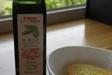 Organic olive oil and original Olive garden product (Photo: Judith Mikami)