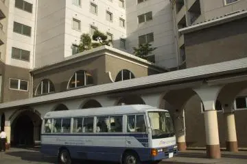 The free shuttle bus that makes stops at Nagasaki Airport 8 minutes away, or Omura Station 5 minutes away. (Photo: Youko Tanaka)