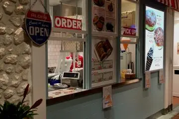 You can make and receive an order here, with the small cafe around the corner (Photo: Olga Kaneda)