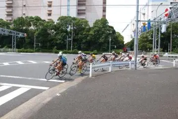 The peleton goes past (Photo: Aric Denfield )