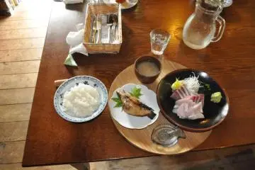 Sashimi and grilled fish lunch set (Photo: Clifford Bernstein)