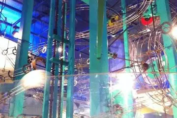balls, levers and gravity study (Photo: <a href="http://www.gethiroshima.com" target="_blank" rel="noreferrer noopener nofollow">gethiroshima</a>)