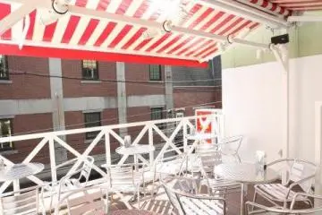 open terrace view (Photo: <a href="http://mollysmedcafe.mollymalones.jp/" target="_blank" rel="noreferrer noopener nofollow">molly's med cafe</a>)