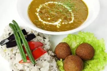 curry falafel rice lunch (Photo: <a href="http://mollysmedcafe.mollymalones.jp/" target="_blank" rel="noreferrer noopener nofollow">molly's med cafe</a>)