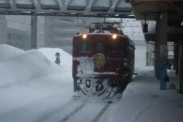 snow covered train (Photo: <a href="http://www.flickr.com/photos/yamagatacamille/3200817985/in/pool-67571894@N00/" target="_blank" rel="noreferrer noopener nofollow">kurichan</a>)