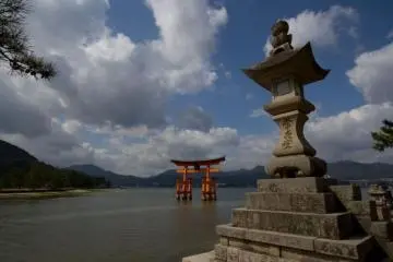 The iconic &ldquo;floating torii&rdquo; at Itsukushima Shrine in Hiroshima (Photo: <a href="https://en.japantravel.com/hiroshima/itsukushima-jinja-miyajima/3026" target="_blank" rel="noreferrer noopener nofollow">Nicole Bauer</a>)