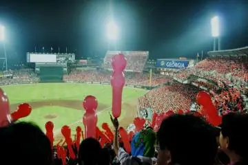 Hiroshima Carp fans blowing balloons before the 7th inning stretch at Mazda "Zoom Zoom" Stadium. (Photo: <a href="http://en.japantravel.com/view/hiroshima-toyo-carp-baseball-game" target="_blank" rel="noreferrer noopener nofollow">Virginia Gonzalez</a>)