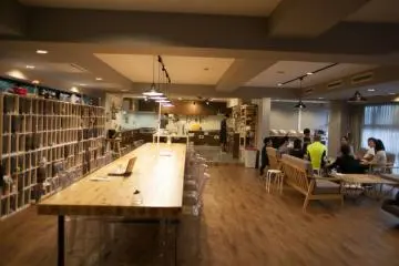 The spacious kitchen &amp; dining area at Higako Sports (Photo: <a href="http://en.japantravel.com/photos/oakhouse-accommodation" target="_blank" rel="noreferrer noopener nofollow">Jillian Engelhard Fosten</a>)